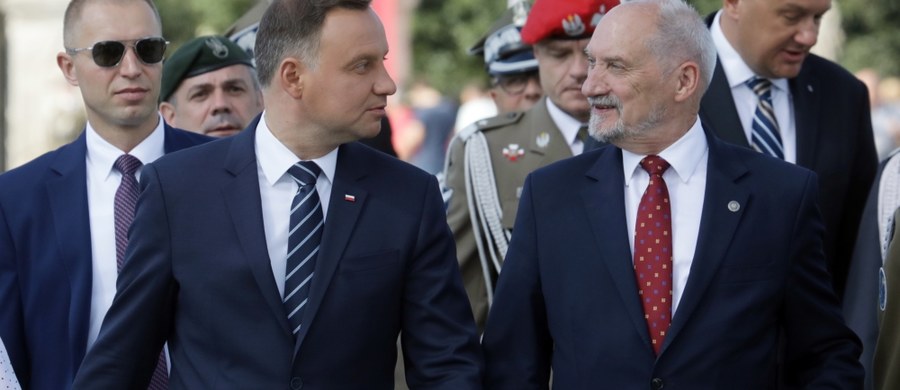 Dopytujący o treść Strategicznego Przeglądu Obronnego prezydent Andrzej Duda otrzymał zaproszenie do odwiedzenia w tej sprawie siedziby MON przy ul. Klonowej. Zaproszenie przyszło w piątek na poniedziałek. Taki sposób traktowania Zwierzchnika Sił Zbrojnych przez MON to jednocześnie skutek, przyczyna i metoda prowadzenia trwającego od miesięcy sporu między prezydentem a MON.