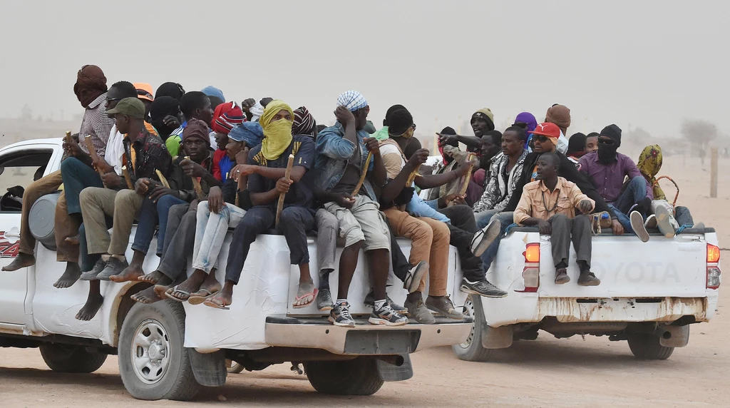 Migranci na pick-upach w miejscowości Agadez w Nigrze