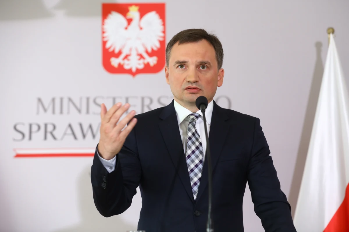 "Włochy są właściwym krajem do sądzenia sprawców gwałtu w Rimini, bo włoskie przepisy oraz praktyka sądów są surowsze dla sprawców tego czynu niż polskie" - powiedział minister sprawiedliwości, prokurator generalny Zbigniew Ziobro.