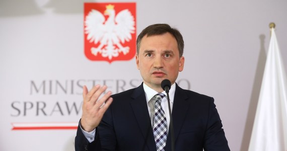 "Włochy są właściwym krajem do sądzenia sprawców gwałtu w Rimini, bo włoskie przepisy oraz praktyka sądów są surowsze dla sprawców tego czynu niż polskie" - powiedział minister sprawiedliwości, prokurator generalny Zbigniew Ziobro.