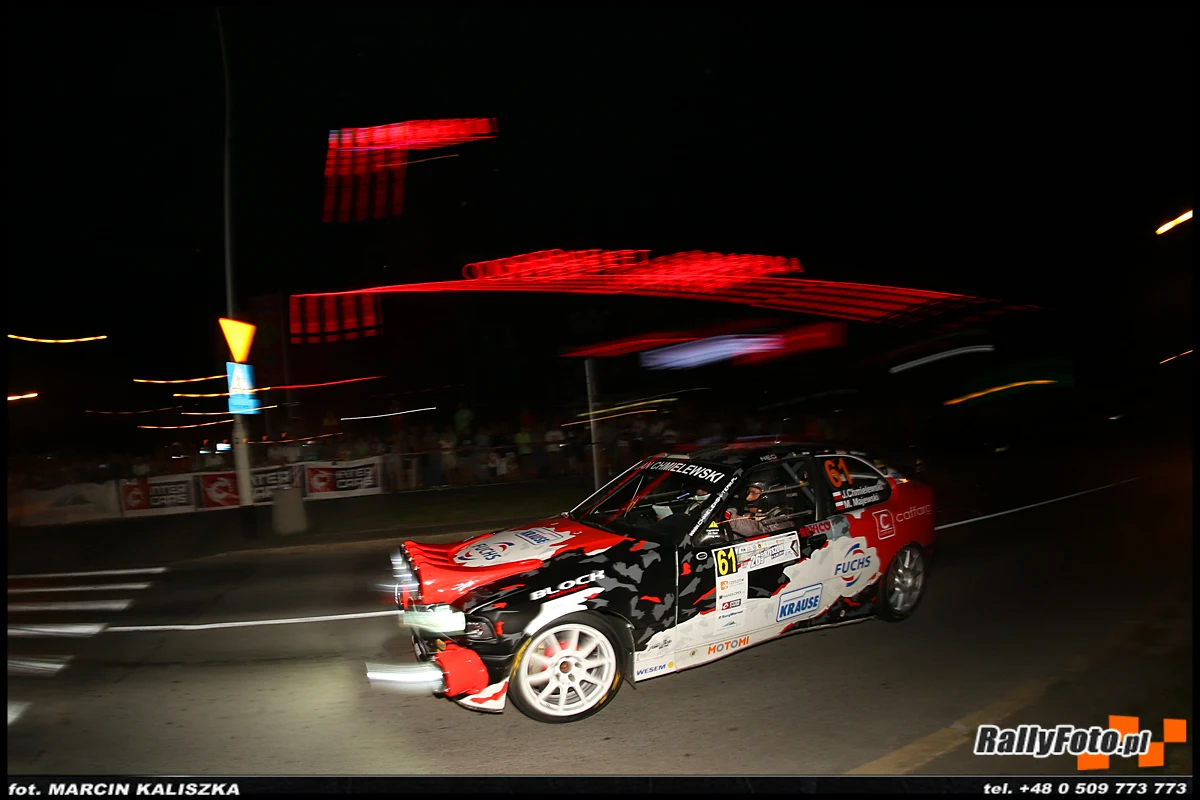 W drugi wrześniowy weekend na odcinki specjalnej powrócą zawodnicy ścigający się w ramach Inter Cars Rajdowych Samochodowych Mistrzostw Polski. Czwartą rundą tegorocznego cyklu będzie 51. Rajd Dolnośląski, tradycyjnie rozgrywany na oesach w Kotlinie Kłodzkiej. Tym razem prób sportowych zaplanowano dziewięć, a ich łączna długość liczyć będzie nieco ponad 133 km. Lista zgłoszeń zawodów zawiera 47 pozycji, a z numerem 14 wystartują Jan Chmielewski i Michał Majewski w BMW R+MAXI.