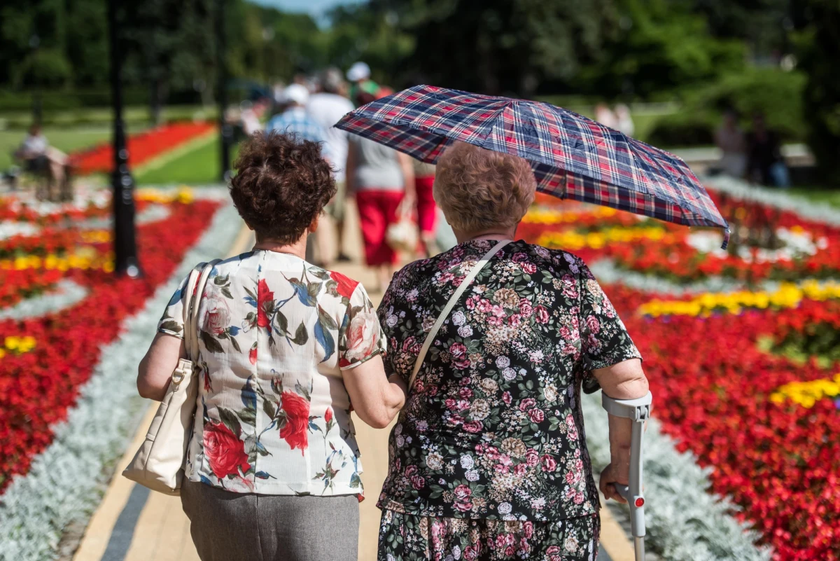 Włoski rząd chce od przyszłego roku zrównać wiek emerytalny kobiet i mężczyzn. Wynosiłby on 66 lat i 7 miesięcy, czyli tyle, ile obecnie wiek emerytalny mężczyzn. Będzie to najwyższy wiek emerytalny w Europie - podkreślają media.