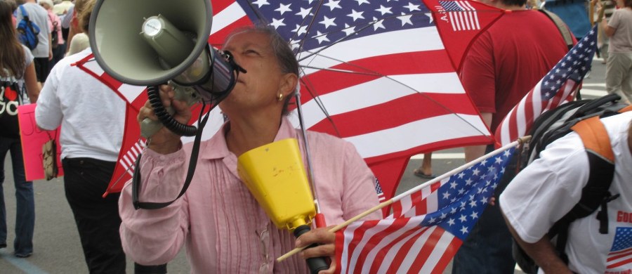 Biali chrześcijanie w USA obecnie są mniejszością. Odsetek ludności Stanów Zjednoczonych, która identyfikuje się jako biali chrześcijanie, spadł poniżej 50 proc. - wynika z opublikowanych badań instytutu sondażowego PRRI z Waszyngtonu. Na taki stan rzeczy wpływ ma imigracja i rosnąca liczba ludzi, którzy odrzucają wszelkie oficjalne religie - podał Public Religion Research Institute.