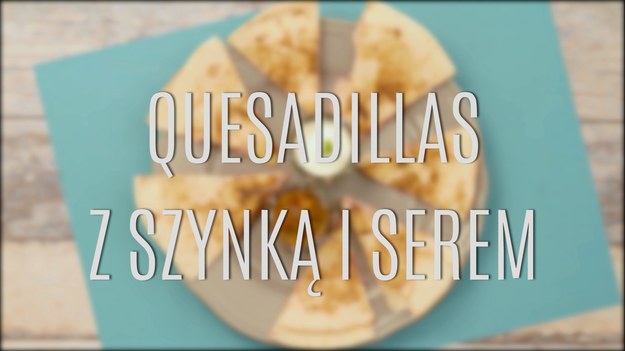 Quesadillas z szynką i serem to doskonały sposób na odmianę kanapkowego menu. Jeśli znudziły wam się chlebowe kanapki, spróbujcie stworzyć pięknie wyglądające i doskonałe w swojej prostocie quesadillas - wystarczą zwykłe kukurydziane tortille, które można kupić dziś w niemal każdym sklepie! Odrobina sera, szynki - i gotowe!