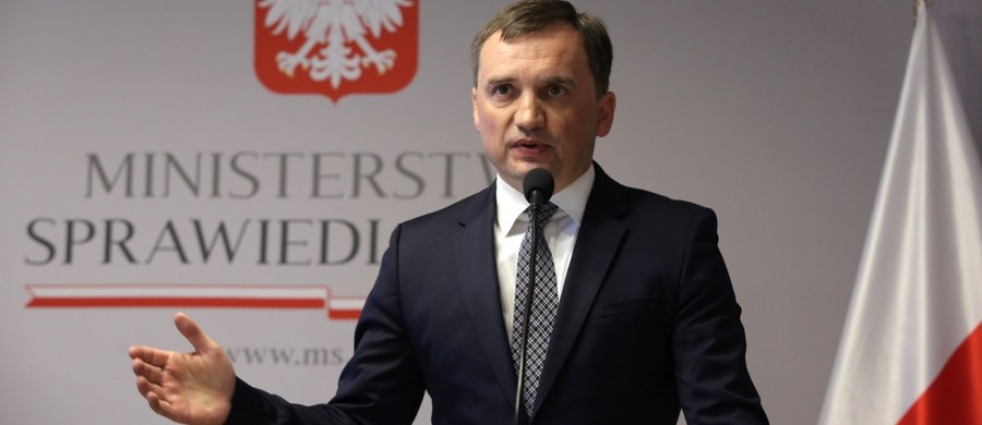 "Nie widzę powodu, by komentować słowa byłego wiceministra rządu PO" - tak Zbigniew Ziobro reaguje na pytania dotyczące profesora Michała Królikowskiego, który dla prezydenta przygotowuje projekty ustaw sądowych. Zawetowane przez Andrzeja Dudę ustawy ministra sprawiedliwości i klubu Prawa i Sprawiedliwości Królikowski nazwał "jaskrawie niekonstytucyjnymi". 