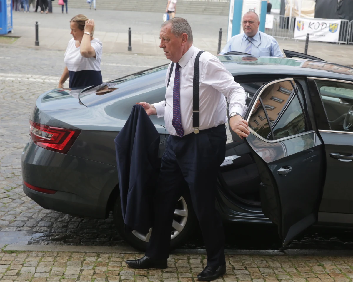 "Stawię się w poniedziałek na posiedzeniu Trybunału Sprawiedliwości UE w sprawie Puszczy Białowieskiej" - powiedział minister środowiska Jan Szyszko. Wcześniej polski rząd wnioskował o zmianę terminu posiedzenia. Minister od środy jest w Kazachstanie, gdzie towarzyszy prezydentowi Andrzejowi Dudzie podczas oficjalnej wizyty.