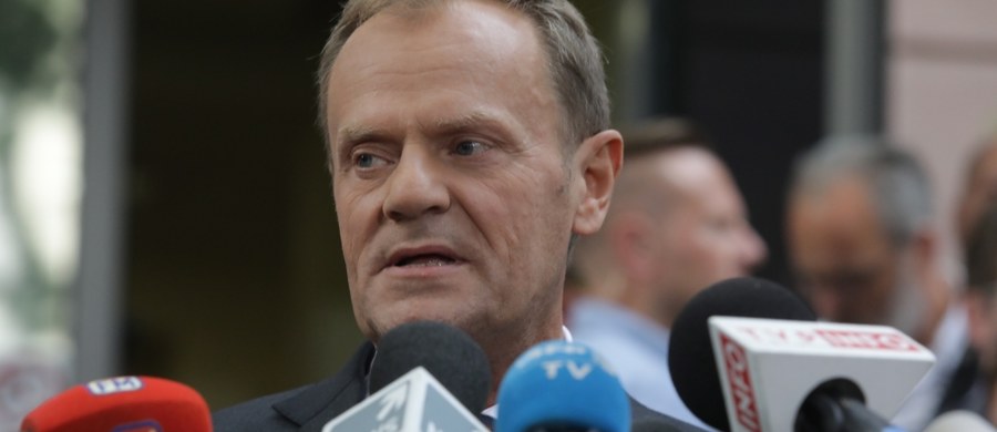 Donald Tusk będzie wezwany na świadka w procesie w sprawie organizacji lotu z 10 kwietnia 2010 r., w którym oskarżony jest między innymi były szef kancelarii premiera Tomasz Arabski - poinformował Sąd Okręgowy w Warszawie. Przesłuchanie Tuska miałoby nastąpić na koniec procesu.