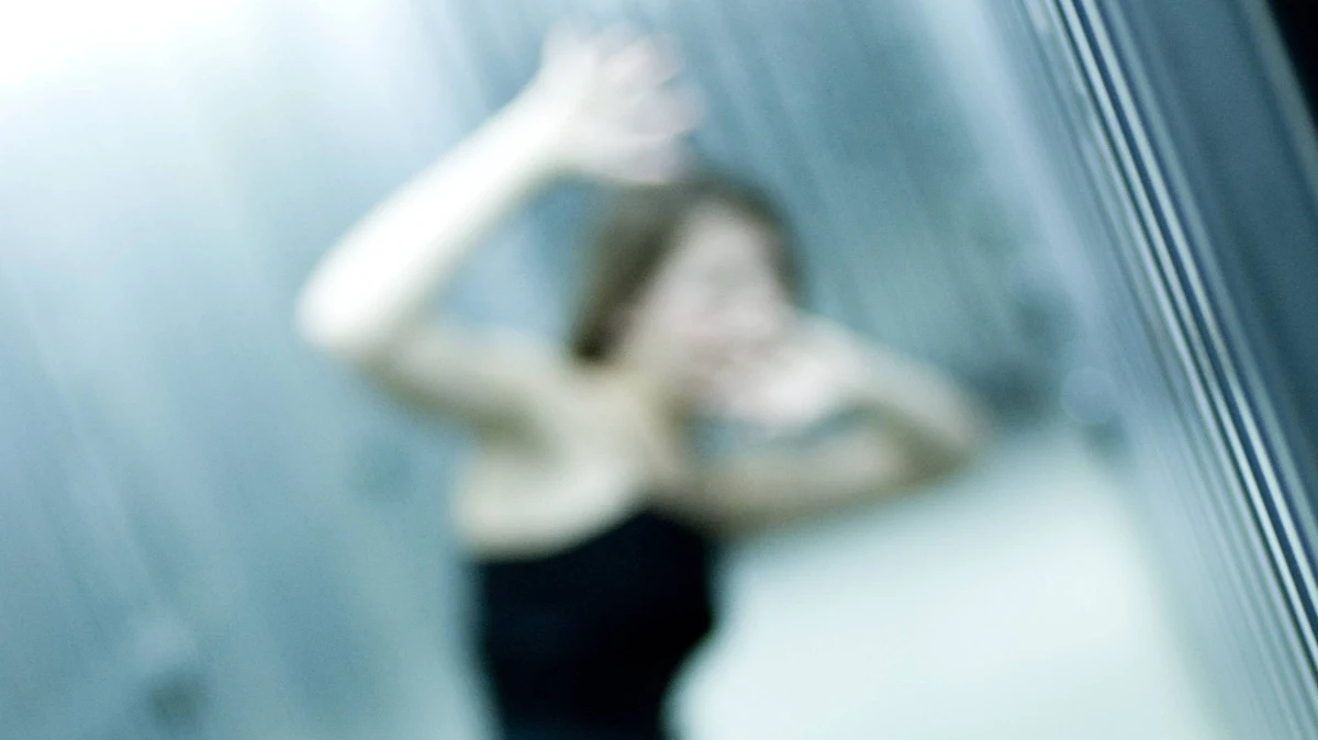 Bezwzględne dożywocie za śmierć dziecka związaną z gwałtem - to jedna z propozycji dot. zaostrzenia kar dla przestępców seksualnych. Resort sprawiedliwości proponuje przede wszystkim podniesienie dolnych granic kar: m.in. z dwóch do czterech lat więzienia dla recydywistów i z trzech do pięciu za przetrzymywanie i torturowanie swojej ofiary.