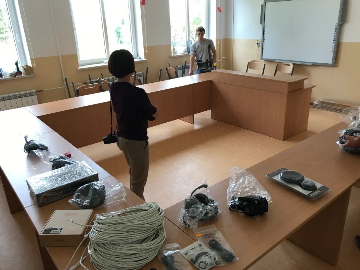 Ciemna, zimna sala z dziurawą podłogą w szkole podstawowej w Bukowinie na Lubelszczyźnie zmienia się w nowoczesną pracownię językową. To dzięki charytatywnej akcji Lepsze Jutro z RMF FM. Wielkie otwarcie i pierwsze lekcje odbędą się już w poniedziałek. To jedna z pięciu specjalistycznych pracowni, które uruchamiamy w całej Polsce. 