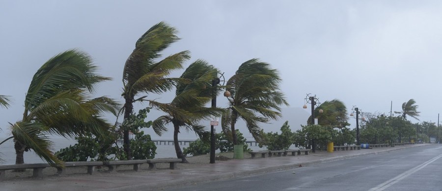 Huragan Irma dotarł w pobliże należących do Wielkiej Brytanii wysp Turks and Caicos i przesuwa się na północny zachód. Do Wysp Zawietrznych na Morzu Karaibskim zbliża się huragan Jose, a w Zatoce Meksykańskiej przybiera na sile huragan Katia.