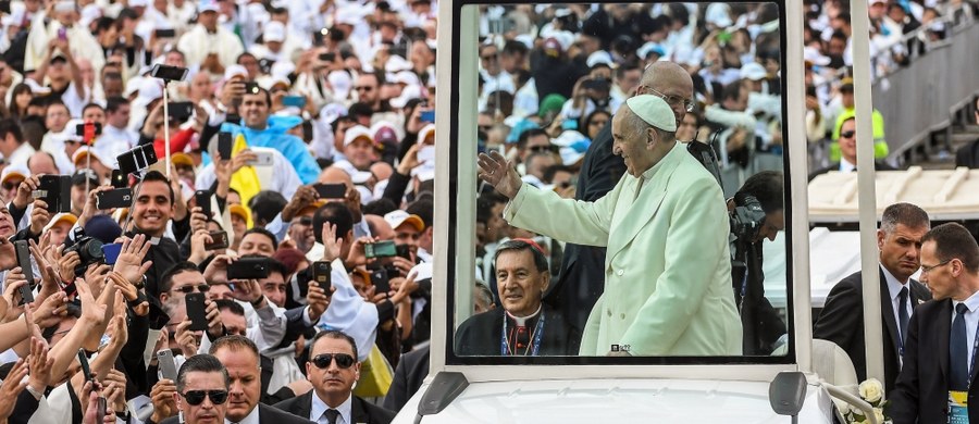 Ponad milion osób uczestniczyło na mszy odprawionej przez papieża Franciszka w stolicy Kolumbii, Bogocie. W homilii, wygłoszonej w kraju dotkniętym dekadami wojny domowej, papież apelował, by rozproszyć mroki nienawiści i pragnienia zemsty.