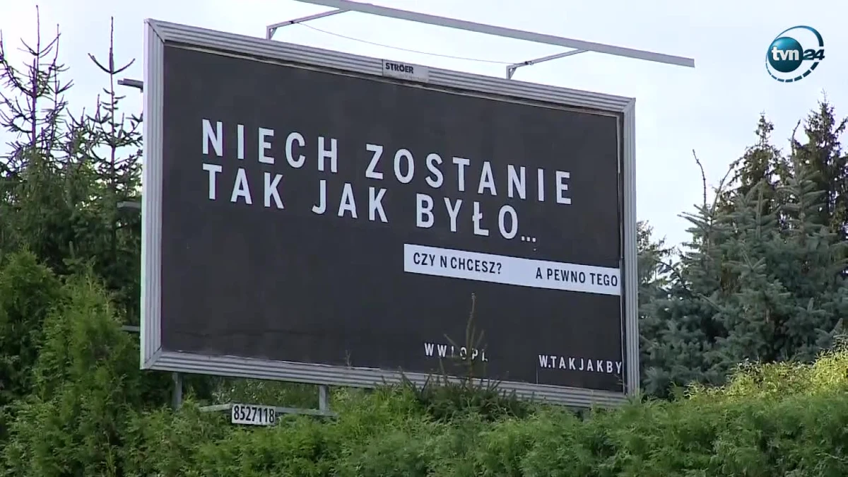 Hasło kampanii Polskiej Fundacji Narodowej „Niech zostanie tak jak było” jest opisem mało znanego fizyce uskoku czasoprzestrzeni. Uznaje faktyczną nieciągłość czasu, poddanego działaniu zjawisk politycznych. Efekt łamie zasady logiki i interpunkcji języka polskiego.