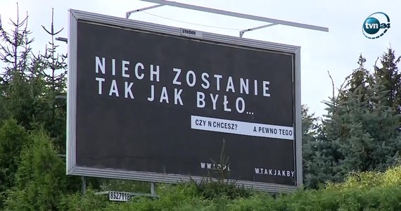 Hasło kampanii Polskiej Fundacji Narodowej „Niech zostanie tak jak było” jest opisem mało znanego fizyce uskoku czasoprzestrzeni. Uznaje faktyczną nieciągłość czasu, poddanego działaniu zjawisk politycznych. Efekt łamie zasady logiki i interpunkcji języka polskiego.