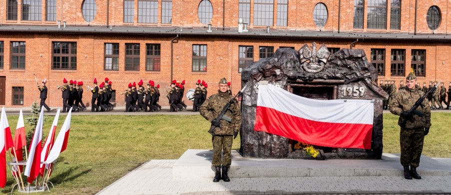 O żołnierzach Armii Krajowej, Narodowych Sił Zbrojnych, członkach Zrzeszenia „Wolność i Niezawisłość”, organizacji „NIE” oraz innych formacji powojennego, antykomunistycznego podziemia niepodległościowego wiemy coraz więcej. Historycy systematycznie piszą ich dzieje, dziennikarze i publicyści regularnie opisują uroczystości patriotyczne z ich udziałem, politycy chętnie odwołują się do tradycji, którą pisali swoją krwią. Sporo dowiedzieliśmy się już również o więźniach politycznych okresu stalinowskiego i późniejszych, w tym młodocianych „Jaworzniakach”.