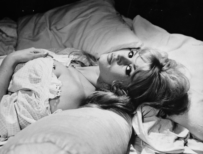 Była uwielbiana i budziła zgorszenie. Fascynowała bowiem nie tylko urodą, ale i nieskrępowanym erotyzmem. Dlatego wielu uważało Brigitte Bardot za kobietę niemoralną.
