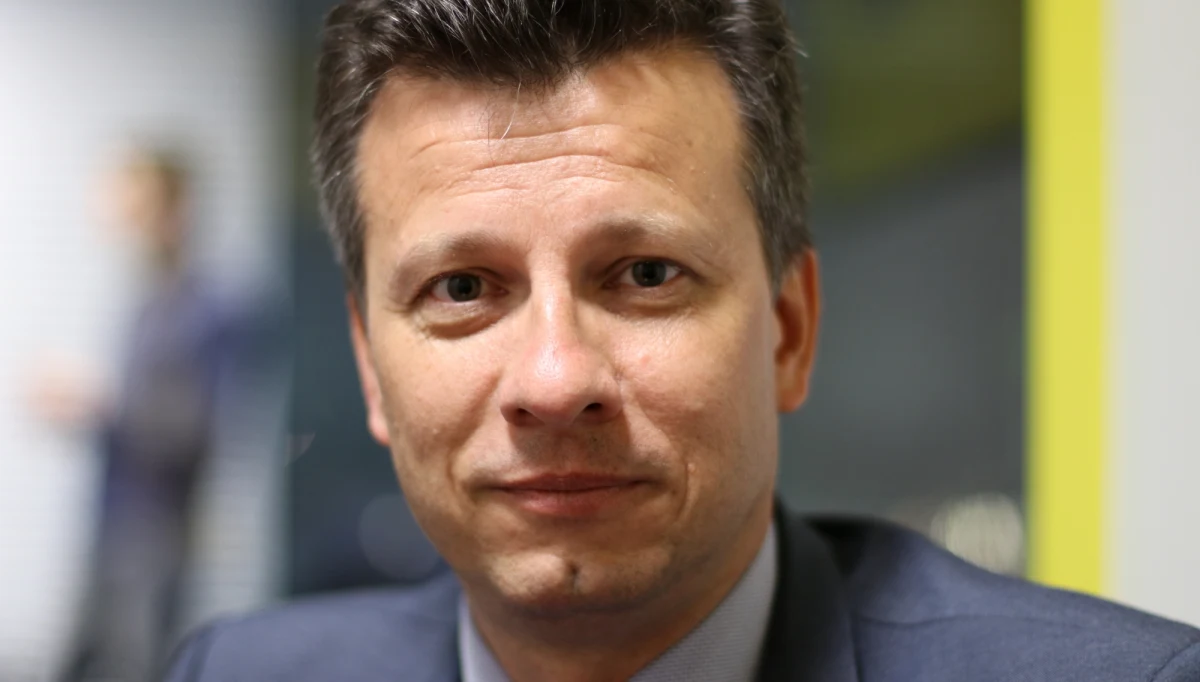 „Biurko nie ugina się od skarg na reformę oświaty, ale są wnioski i prośby o interwencję” – mówił w Popołudniowej rozmowie w RMF FM Rzecznik Praw Dziecka Marek Michalak. Dodaje, że część da się załatwić od ręki. „Nieraz wystarczy porada. Dużo jest też niezrozumienia” – mówił gość Marcina Zaborskiego. Michalak nie zgadza się także ze słowami premier, że reforma edukacji odbywa się bez problemów. „Trzęsienia ziemi przy tym trochę jest. Dzieci, rodzice i nauczyciele mają poczucie niewiedzy w różnych tematach, choćby w kwestiach nauczania indywidualnego, kształcenia dzieci ze specjalnymi potrzebami” – podkreślił rozmówca RMF FM. Przyznaje także, że nie powinno być kłopotów z nauczaniem dzieci z niepełnosprawnością. „Nie powinno być problemu, jeśli dorośli sami go sobie nie stworzą” – powiedział. Według Michalaka, najwięcej skarg jest w związku z organizacją szkół. „Są szkoły, gdzie są zajęcia od rana do wieczora. Zdaje się, że ten problem jest większy niż wcześniej” – mówił. Istnieją także komplikacje związane z podręcznikami. „Albo nie ma ich, ale też doszły informacje, że są podręczniki wadliwie wydrukowane i trzeba oddać całą partię. To się też wydłuży i przez pewien czas dzieci będą bez podręczników” – przyznał. Dodał, że w tej sprawie wpływają prośby o interwencję, a w poprzednich latach do takich sytuacji nie dochodziło. 