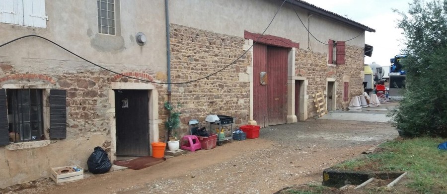 Francuska prokuratura wszczęła dochodzenie po ujawnieniu przez korespondenta RMF FM Marka Gładysza niejasnych okoliczności śmierci polskiego pracownika przy winobraniu w Saint-Etienne-des-Oullieres koło Lyonu. Żandarmeria sprawdza na miejscu warunki zakwaterowania Polaków i ustala, czy właściciele winnicy przestrzegają kodeksu pracy. 