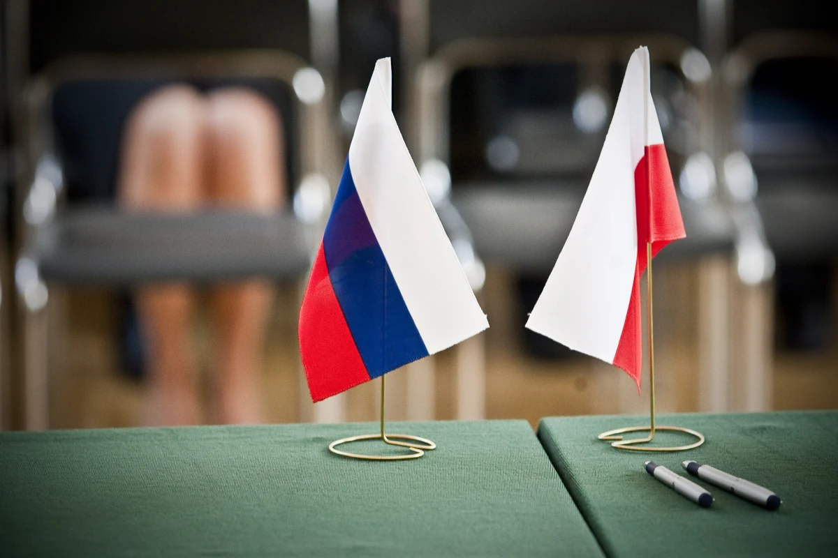 Rzeczniczka MSZ Rosji Maria Zacharowa oświadczyła, że kwestia rosyjskich nieruchomości dyplomatycznych pozostaje sprawą drażliwą w stosunkach z Polską. Dodała, że rozmowy na ten temat trwają, ale są trudne, z powodu rozbieżności w podejściu obu stron.