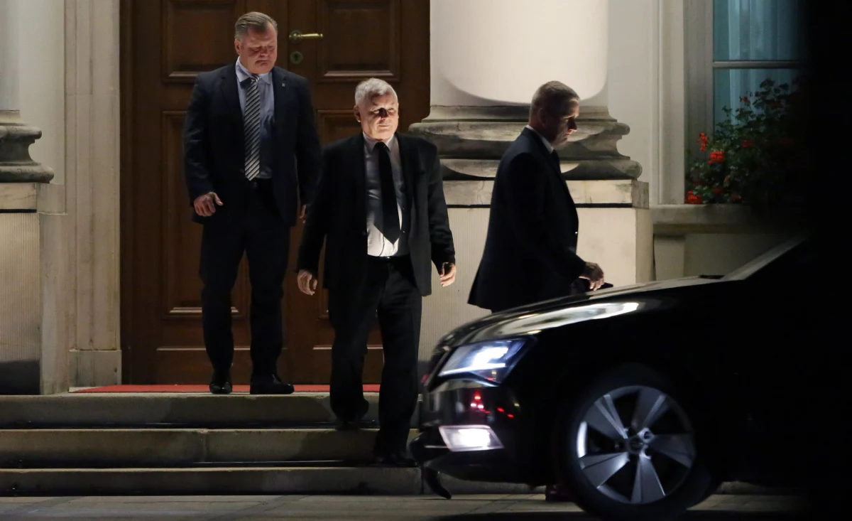 Prawie 2,5 godziny trwało spotkanie prezydenta Andrzeja Dudy z prezesem PiS Jarosławem Kaczyńskim. Lider PiS opuścił Belweder ok. godz. 20:20. Kilka minut później do podstawionego samochodu wsiadł prezydent. 