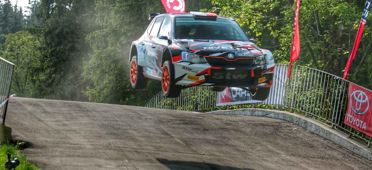 Filip Nivette bardzo zbliżył się do zwycięstwa w imprezie. Ma ponad minutową przewagę nad kolejnymi zawodnikami. Piąty odcinek okazał się pechowy dla największego rywala lidera Rajdowych Samochodowych Mistrzostw Polski. Brian Bouffier z powodu awarii nie dotarł do mety OS-u. Wypadek wyeliminował z kolei Litwina Dominika Butvilasa, który był liderem po dwóch OS-ach. 