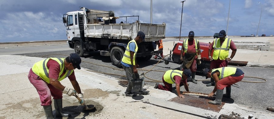 Huragan Irma o bezprecedensowej sile - towarzyszą mu wichry o prędkości do 300 km na godzinę - który siał spustoszenie na wyspach karaibskich, uderzy w ciągu najbliższych godzin w Kubę i prawdopodobnie zaatakuje Florydę, gdzie zarządzono ewakuację miliona ludzi.