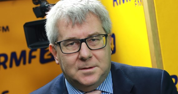 "To była długa, konstruktywna, merytoryczna rozmowa" – mówił Ryszard Czarnecki o piątkowym spotkaniu prezydenta Andrzeja Dudy z prezesem PiS Jarosławem Kaczyńskim. Europoseł z ramienia PiS podkreślił, że była to "„poważna rozmowa poważnych ludzi". "Według mojej wiedzy była daleko idąca wola porozumienia się i konstruktywnej reformy sądownictwa" – powiedział Gość Krzysztofa Ziemca w RMF FM. Czarnecki mówił też o poniedziałkowym wystąpieniu ministra środowiska przed Trybunałem Sprawiedliwości UE w sprawie wycinki drzew w Puszczy Białowieskiej. "Będzie przedstawiał argumenty merytoryczne, będzie mówił o faktach" – zapewniał. "Mam nadzieję, że po drugiej stronie będzie wola słuchania" – podkreślił. "To jest człowiek spokojny (Jan Szyszko – red.). Nie wyobrażam go sobie w zbroi husarza, który podejmuje akcję zbrojną i atakuje" – dodawał Gość Krzysztofa Ziemca w RMF FM. W internetowej części rozmowy poruszony został wątek dyskusji o reparacjach wojennych. "Robimy to w sposób dość powściągliwy, pokazujemy swoje racje" – mówił Czarnecki. "Problem polega na tym, że tu nie chodzi tylko o pieniądze. O pieniądze oczywiście także, ale ja jestem dyplomatą i powiem szczerze, że jeżeli słyszymy coraz częściej, że to nie żadni Niemcy tylko naziści - nie wiadomo skąd, z księżyca, z Marsa, bo raczej z nie z Wenus - mordowali Polaków w II wojnie światowej, a o Niemcach mówi się coraz rzadziej" – oceniał wiceszef Parlamentu Europejskiego. Był też pytany o kampanię informacyjną ws. reformy sądownictwa, prowadzoną przez Polską Fundację Narodową. „80 proc. Polaków popiera te zmiany i Bogu dzięki (…) To świadczy, że to poczucie krzywdy społecznej jest prawdziwe. Jak to ludzie określają: było i jest wielkie. Ludzie chcą zmian” – ocenił polityk Prawa i Sprawiedliwości.