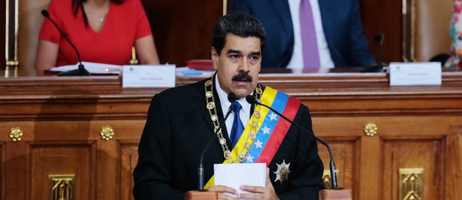 ​Prezydent Wenezueli Nicolas Maduro powiedział w wystąpieniu przed Konstytuantą, że "zaprasza posiadaczy obligacji" wenezuelskiego rządu oraz państwowej firmy naftowej PDVSA do negocjacji ws. obsługi tego długu. Dodał, że kraj chce "uwolnić się od dolara".