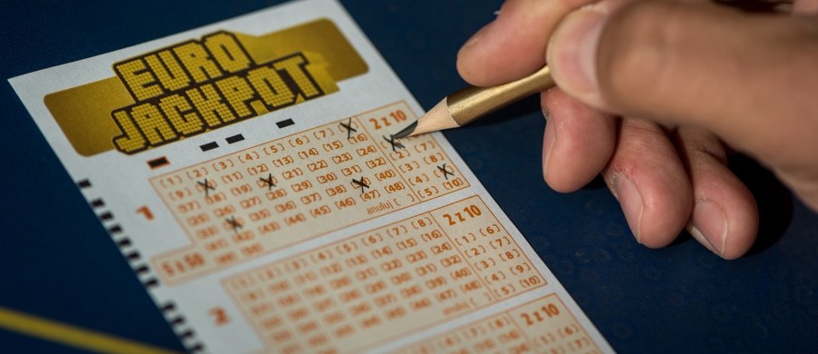 Od soboty każdy pełnoletni mieszkaniec Polski może zagrać w europejskiej grze liczbowej Eurojackpot. Główna wygrana to nawet 90 mln euro, czyli około 375 mln zł. Pierwsze losowanie odbędzie się 15 września. 
