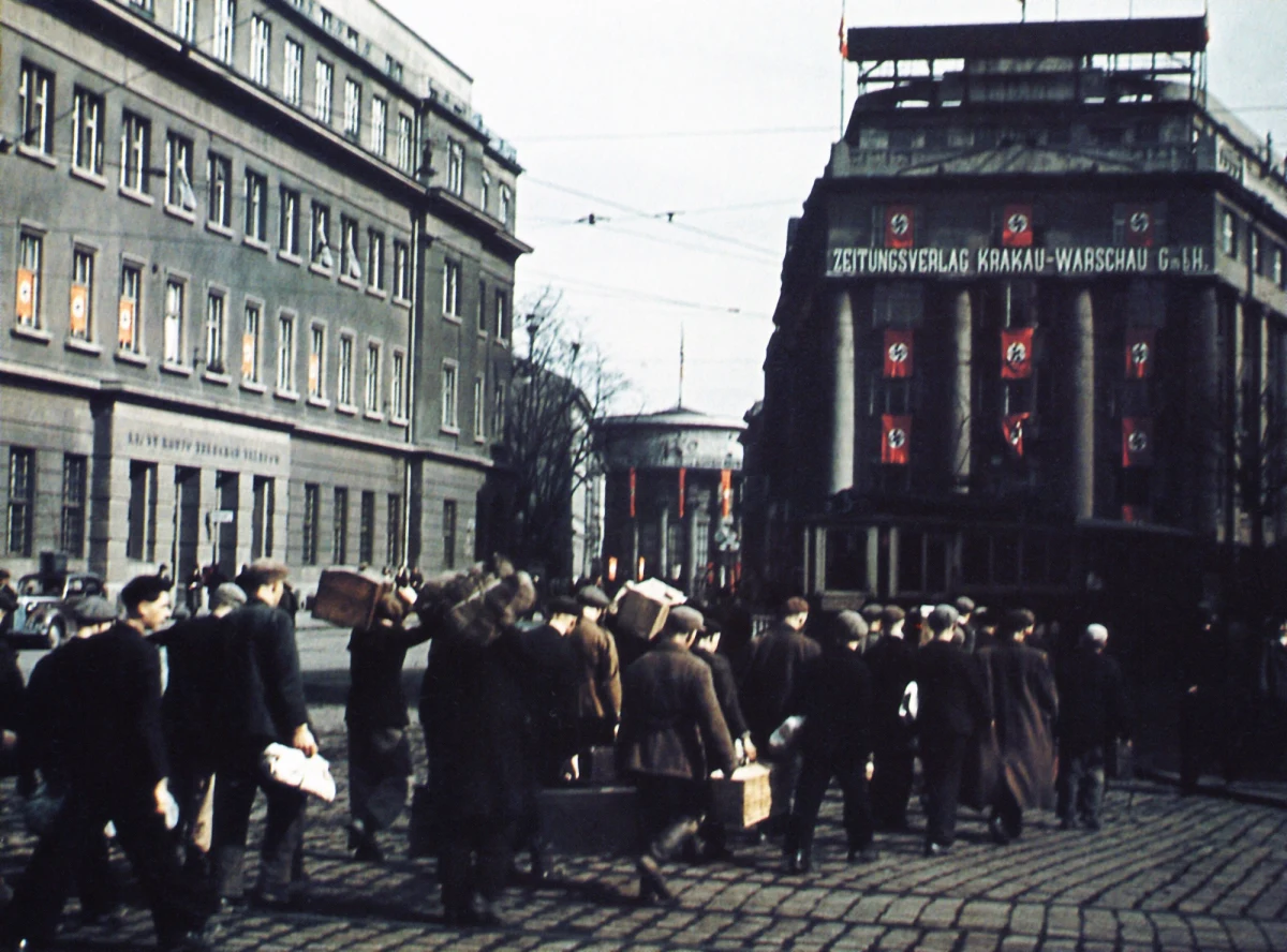 Niemiecki Związek Wypędzonych (BdV) uznał polskie roszczenia reparacyjne za pozbawione prawnego i moralnego uzasadnienia. Przewodniczący BdV Bernd Fabritius napisał w oświadczeniu, że żądania PiS są "celową prowokacją". "Wprowadzone do dyskusji przez polski rząd PiS roszczenia reparacyjne wobec Niemiec pozbawione są jakiejkolwiek prawnej i moralnej legitymacji. PiS wrzucił ten temat jako celową prowokację w gorącej fazie kampanii wyborczej w Niemczech. Nikt tutaj nie powinien dać się na to nabrać" - podkreśla BdV.