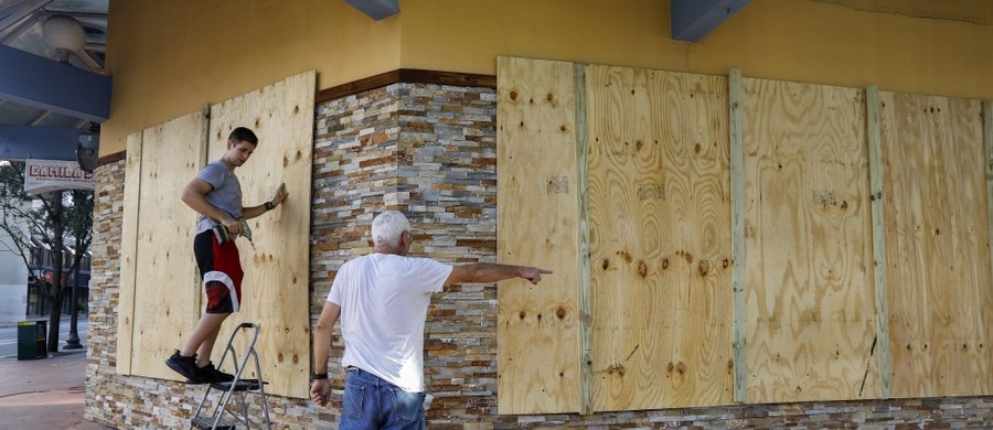 Huragan Irma pustoszy Kubę i zbliża się do Florydy. W tym amerykańskim stanie trwa ewakuacja na niespotykaną dotąd skalę. Ponad 5,6 mln mieszkańców wezwano do ewakuacji, co stanowi około 1/4 populacji Florydy. Służby ratunkowe apelują, by wybrzeże opuściło też 540 tys. mieszkańców Georgii. Na Kubie uderzenia wichru wiejącego w porywach do 256 km/h w historycznych kubańskich miastach Remedios i Caibarien unosiły ze sobą całe budynki, zrywały linie elektryczne i wyrywały z korzeniami drzewa.