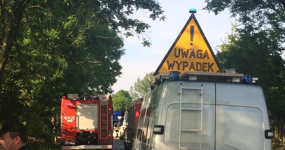 Trzy osoby trafiły do szpitala po zderzeniu czterech samochodów osobowych na trasie krajowej  nr 74 w miejscowości Raducki Folwark pomiędzy Wieluniem i Bełchatowem w woj. łódzkim. Do wypadku doszło w sobotę wieczorem. Trasa była zablokowana przez kilka godzin. 