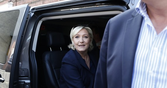Przywódczyni skrajnej prawicy we Francji Marine Le Pen, która pojawiła się po przerwie na scenie politycznej po porażce wyborczej z Emmanuelem Macronem, zaatakowała w swoim sobotnim wystąpieniu francuski establishment. "Jesteśmy dokładnie antytezą macronizmu" - powiedziała na wiecu w Brachay pod Paryżem. Jak poinformowała zamierza przebudować Front Narodowy, a nawet zmienić nazwę ugrupowania. 