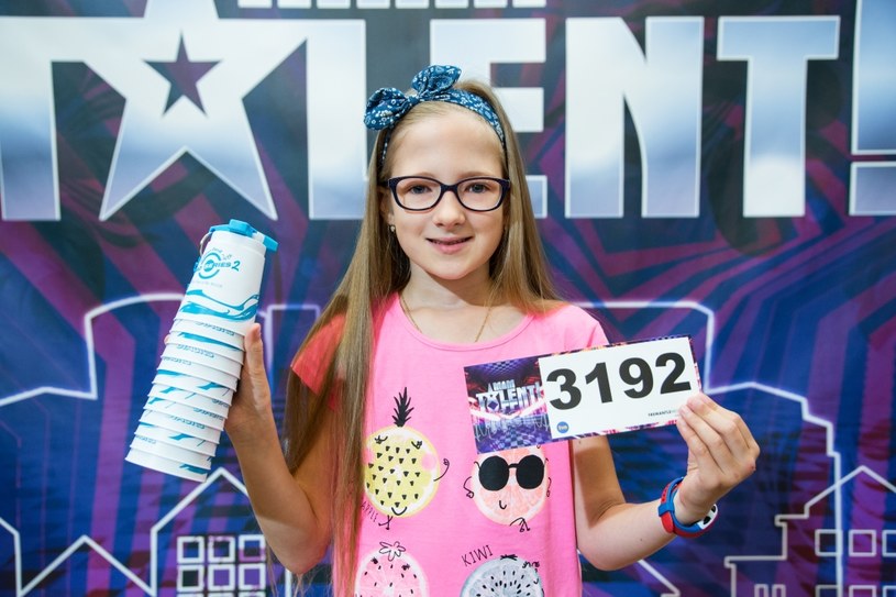 W pierwszym odcinku dziesiątej edycji "Mam talent" nie zabrakło zachwytów, wzruszeń i... złotego przycisku dla 11-letniej Julii Kucemby, która dzięki temu awansowała do półfinału.