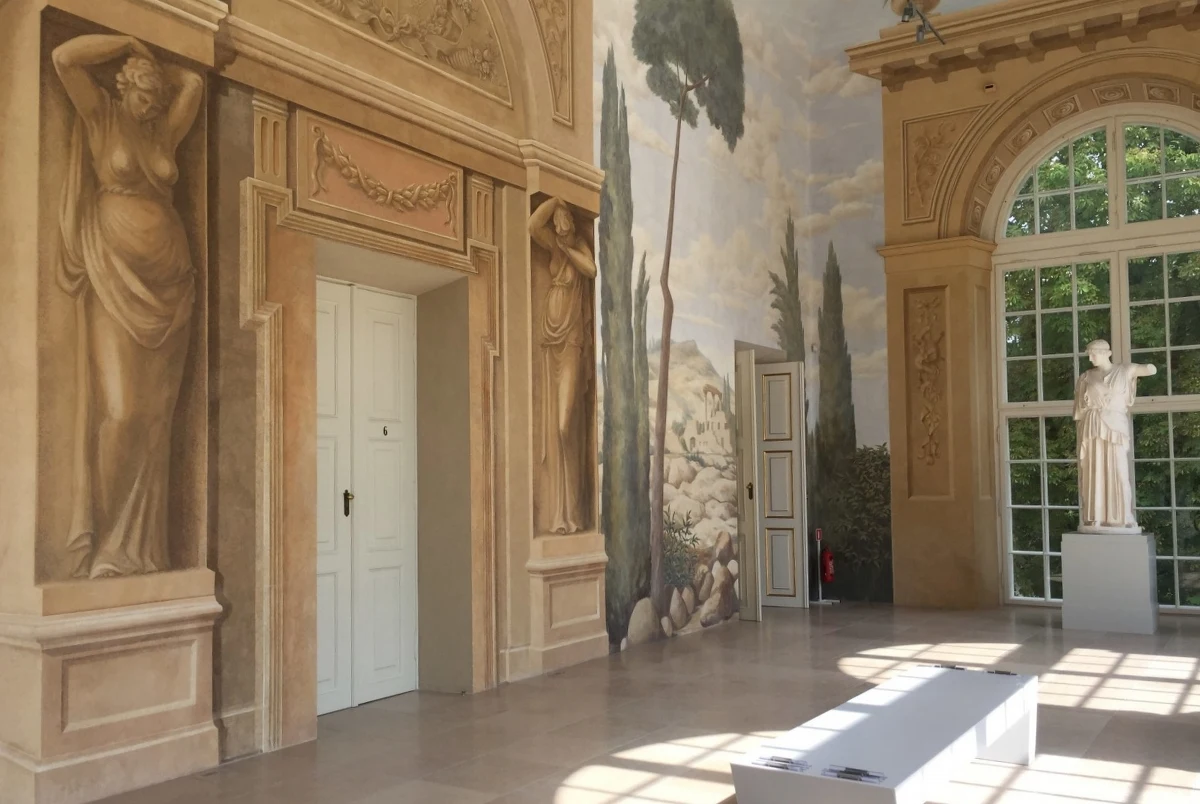 Niedostępne dla zwiedzających pomieszczenia Łazienek Królewskich w Warszawie to pierwsza po wakacjach odsłona cyklu Twoje Niesamowite Miejsce w Faktach RMF FM. Sprawdzamy, jak wyglądało królewskie życie, skąd wiemy, że w dzisiejszych czasach król Stanisław August Poniatowski świetnie radziłby sobie w mediach społecznościowych i z którym budynkiem na terenie Łazienek wiąże się... najwięcej plotek o królewskich gościach. 