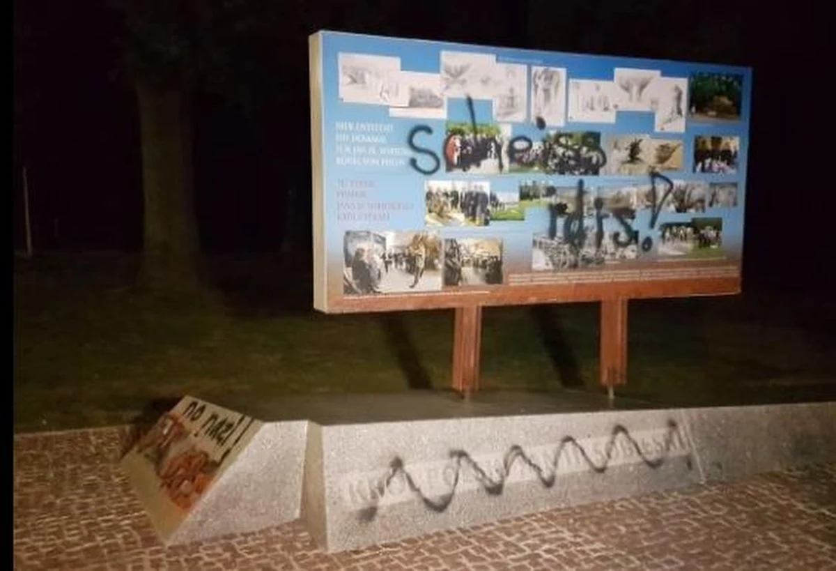 Austriacka policja zatrzymała wandali, którzy sprayem zniszczyli tablicę, przedstawiającą wizualizację mającego powstać pomnika Jana III Sobieskiego na Kahlenbergu. Do dewastacji doszło na kilka dni przed uroczystościami rocznicowymi, związanymi z odsieczą wiedeńską. Wandale namalowali na tablicy wulgarny napis. 