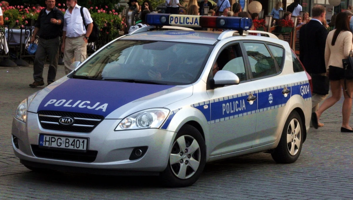 W mieszkaniu przy ulicy Estery w Krakowie strażacy po wyważeniu drzwi znaleźli w pokoju martwą kobietę. 26-latka leżała na łóżku. Miała ranę ciętą szyi, rany obu rąk oraz rozcięty brzuch. Obok na podłodze leżał martwy mężczyzna ze śladami krwi na rękach. 