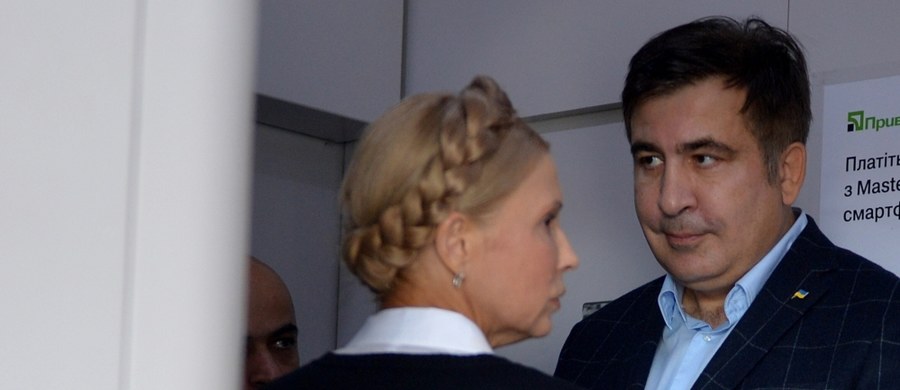 Były prezydent Gruzji Micheił Saakaszwili, który przez wiele godzin próbował dotrzeć na Ukrainę, przekroczył już granicę i udał się do Lwowa. Saakaszwili po konferencji prasowej w Przemyślu wsiadł do pociągu relacji Przemyśl-Kijów; ogłoszono jednak, że pociąg nie ruszy, dopóki znajduje się w nim "osoba, która nie ma prawa wjazdu na Ukrainę". Polityk przesiadł się do innego składu, ale i tu mu się nie udało. Po południu Saakaszwili dotarł do polsko-ukraińskiego przejścia drogowego w Medyce, gdzie został odprawiony przez polskie służby graniczne. Wieczorem zwolennicy Saakaszwilego "wnieśli go na rękach" na Ukrainę. Przejście graniczne przez kilka godzin było zamknięte. Były prezydent Gruzji zapowiedział, że chce przeprowadzić we Lwowie wiec. W centrum miasta pojawiły się już wzmożone siły policyjne.
