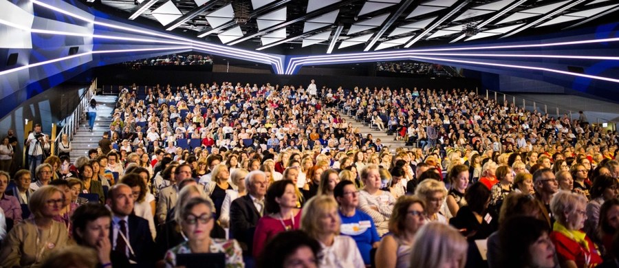 ​Pani Agato, siła w kobietach! - tymi słowami zwróciła się do pierwszej damy Agaty Kornhauser-Dudy była prezydentowa Jolanta Kwaśniewska podczas debaty w trakcie IX Ogólnopolskiego Kongresu Kobiet. Kwaśniewska, a także Anna Komorowska, były gośćmi Kongresu.