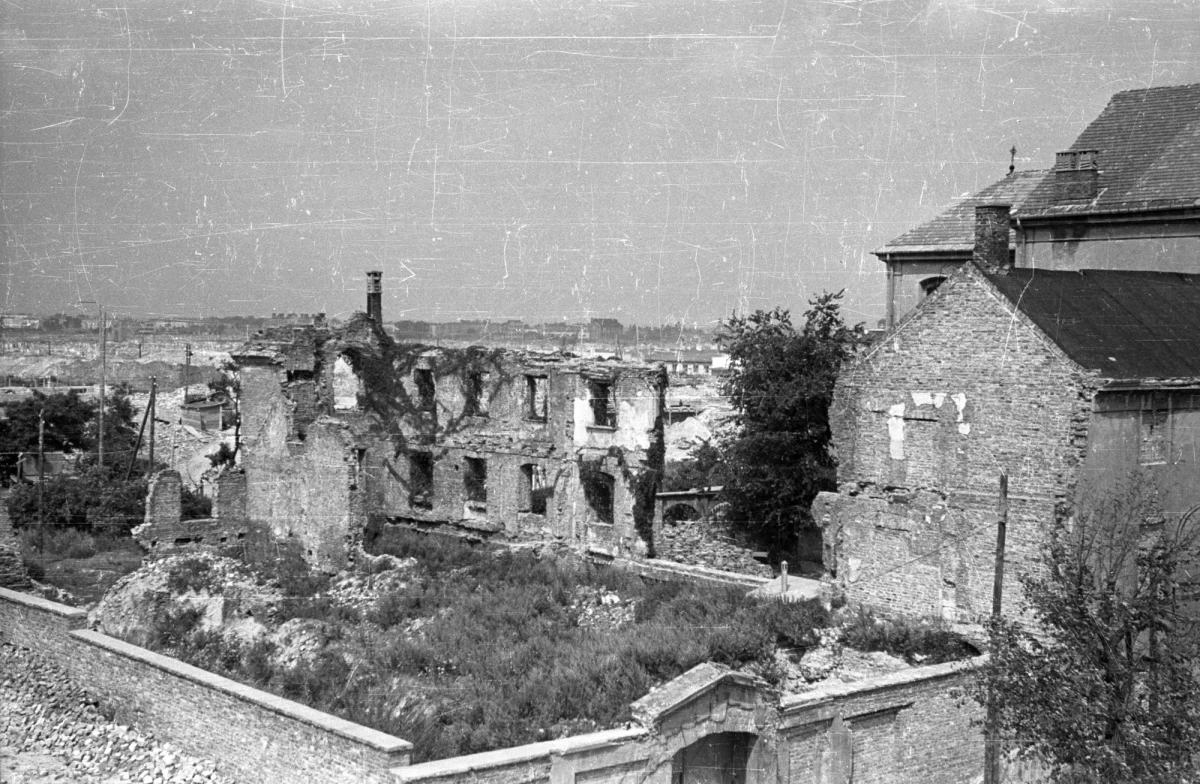 ​Zasadne jest twierdzenie, że Rzeczypospolitej Polskiej przysługują wobec Republiki Federalnej Niemiec roszczenia odszkodowawcze, a twierdzenie, że roszczenia te wygasły lub uległy przedawnieniu jest nieuzasadnione - brzmi treść opinii Biura Analiz Sejmowych ws. reparacji wojennych, do których dotarła Polska Agencja Prasowa.