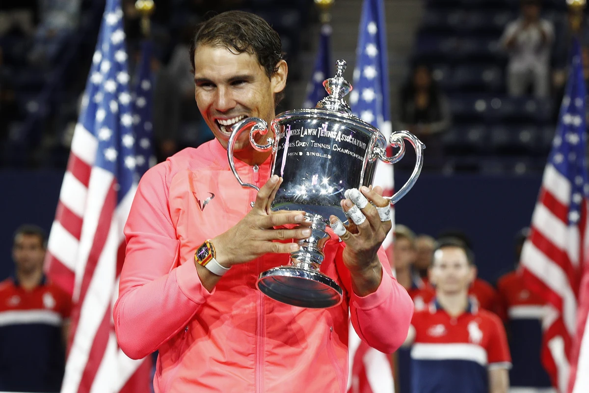 L​ider światowego rankingu Rafael Nadal pokonał rozstawionego z "28" Kevina Andersona z RPA 6:3, 6:3, 6:4 w finale turnieju US Open. 31-letni hiszpański tenisista wywalczył 16. tytuł wielkoszlemowy, a w Nowym Jorku triumfował po raz trzeci w karierze. Choć Nadal i Anderson są rówieśnikami, to ich kariery i osiągnięcia znacząco się różnią. Faworytem był zdecydowanie Hiszpan, który miał do niedzieli na koncie 73 wygrane imprezy, podczas gdy starszy zaledwie o 16 dni zawodnik z RPA może pochwalić się... trzema takimi sukcesami.