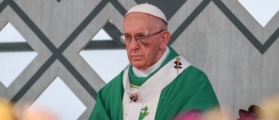 ​Papież Franciszek zakończył wizytę w Kolumbii i w nocy z niedzieli na poniedziałek polskiego czasu wyruszył w drogę powrotną do Rzymu. Ostatnim etapem jego pięciodniowej podróży była Cartagena, gdzie w porcie odprawił mszę. Celem wizyty w Kolumbii było wsparcie procesu pokojowego oraz pojednania narodowego po ponad pół wieku wojny domowej i podpisaniu porozumienia z lewacką partyzantką. Hasłem papieskiej pielgrzymki były słowa: "Zróbmy pierwszy krok".