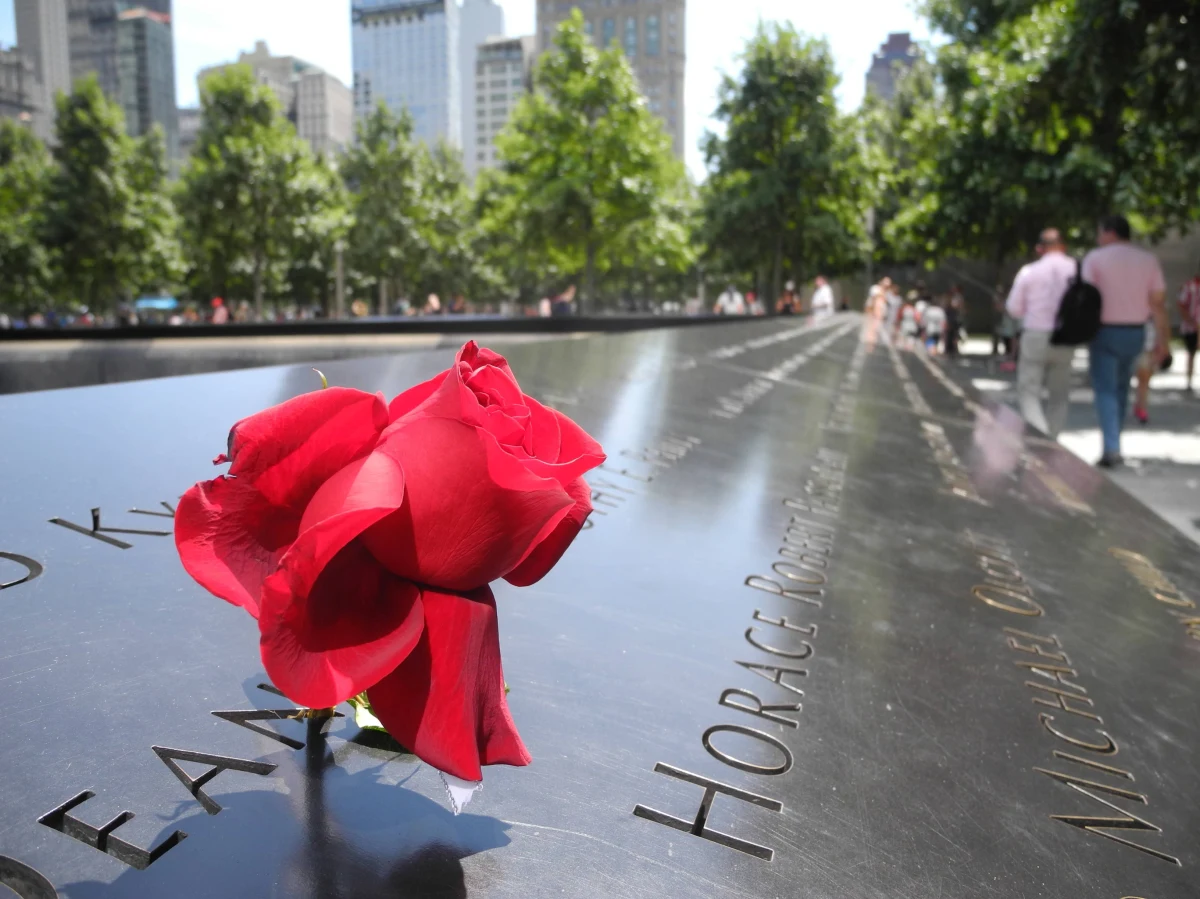 "Kiedy byłam już po drugiej stronie mostu Brooklyńskiego, zaczęła się walić „moja” wieża. Nie mogłam na to patrzeć, słyszałam tylko krzyk ludzi. Kiedy po chwili odwróciłam się w tamtą stronę, Manhattan był jednym wielkim kłębowiskiem dymu, a wieże zniknęły z horyzontu" – podczas krótkiego pobytu w Polsce opowiada Leokadia Głogowska, Polka, która przeżyła atak na World Trade Center.