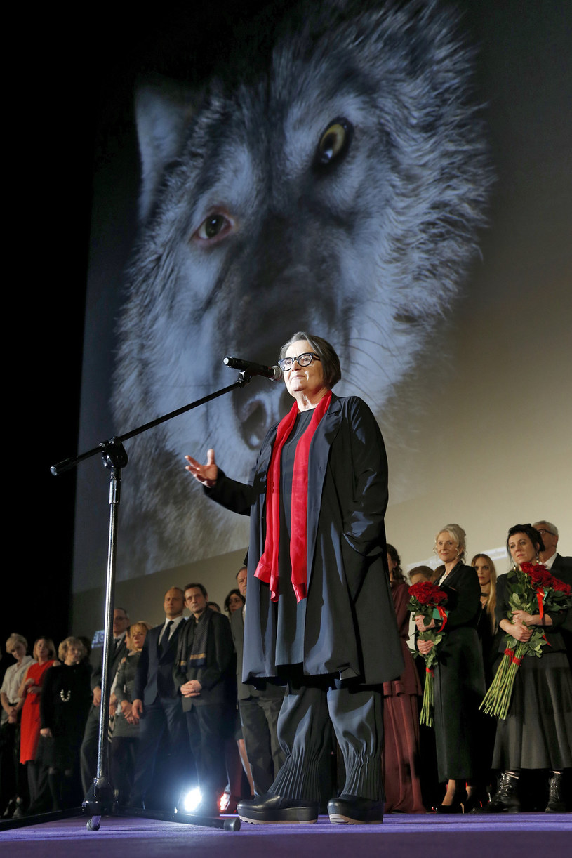 "Cieszę się, że nasz film został uznany za godny, by reprezentować polską kinematografię w oscarowym wyścigu" - tak Agnieszka Holland skomentowała decyzję Komisji Oscarowej, że to właśnie "Pokot" w jej reżyserii będzie polskim kandydatem do nagrody Amerykańskiej Akademii Filmowej w kategorii najlepszy film nieanglojęzyczny.