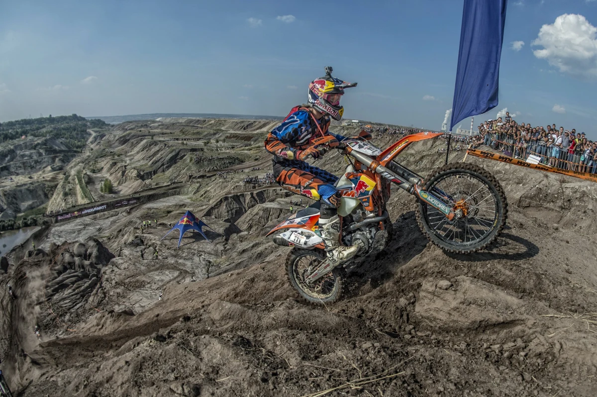 Tadeusz Błażusiak pod koniec zeszłego roku w Krakowie zakończył sportową karierę. Przez lata stał się światową gwiazdą zawodów enduro zdobywając m.in. tytuł mistrza świata. Jak zmieniło się jego życie po zakończeniu kariery? Czym zajmował się w ostatnich miesiącach i czy jako sportowiec był przesądny? Opowiedział o tym w rozmowie z Patrykiem Serwańskim.