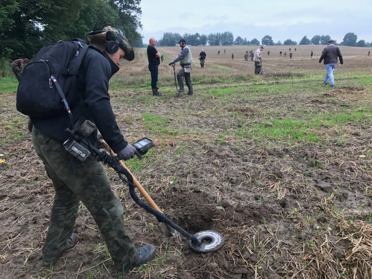 Kilkudziesięciu detektorystów poszukuje pod Grunwaldem pozostałości po największej średniowiecznej bitwie. Pierwsze cenne przedmioty już wykopano z ziemi. "Groty bełtów do kuszy, fragmenty ostrogi, kilka elementów rzędu końskiego w postaci fragmentów wędzideł, także krzyżackie monety nie związane już z samą bitwą" – wylicza w rozmowie z dziennikarzem RMF FM dr Piotr Nowakowski z Muzeum Bitwy pod Grunwaldem. Dodaje, że przedmioty zostały znalezione na działce, która była już w przeszłości przeszukiwana.