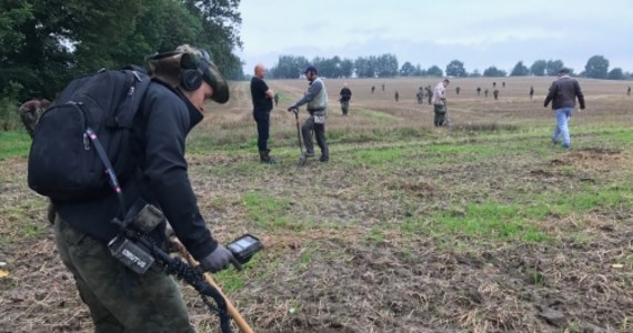 Kilkudziesięciu detektorystów poszukuje pod Grunwaldem pozostałości po największej średniowiecznej bitwie. Pierwsze cenne przedmioty już wykopano z ziemi. "Groty bełtów do kuszy, fragmenty ostrogi, kilka elementów rzędu końskiego w postaci fragmentów wędzideł, także krzyżackie monety nie związane już z samą bitwą" – wylicza w rozmowie z dziennikarzem RMF FM dr Piotr Nowakowski z Muzeum Bitwy pod Grunwaldem. Dodaje, że przedmioty zostały znalezione na działce, która była już w przeszłości przeszukiwana.