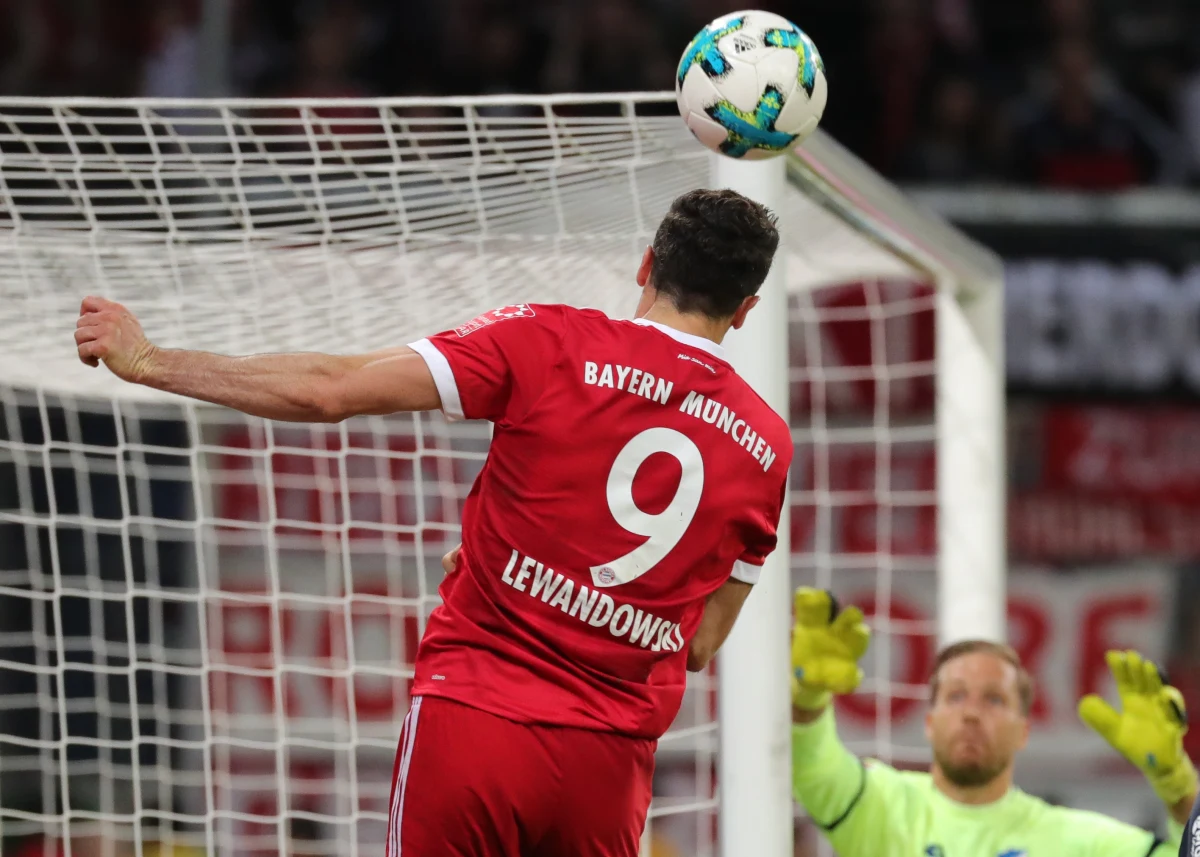 Przewodniczący zarządu Bayernu Monachium Karl-Heinz Rummenigge skrytykował na łamach dzisiejszego "Bilda" Roberta Lewandowskiego. Chodzi o wywiad Polaka dla najnowszego wydania tygodnika "Der Spiegel", w którym negatywnie wypowiedział się o polityce transferowej klubu. "Robert jest najwidoczniej poirytowany transferami w Paryżu. Jest zatrudniony u nas jako piłkarz - i dostaje za to bardzo dużo pieniędzy. Przykro mi z powodu jego wypowiedzi" - powiedział Rummenigge "Bildowi".