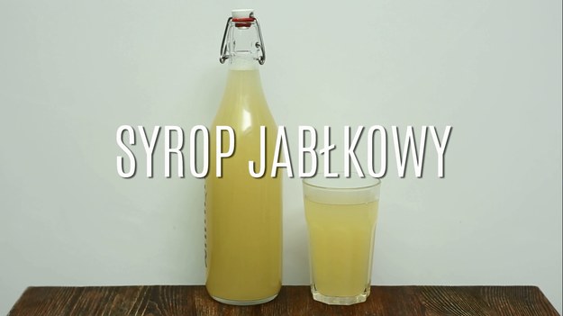 Syrop z jabłek to dosyć rzadka rzecz w polskiej kuchni - raczej z jabłek przygotowujemy kompoty i soki niż gęste, słodkie syropy, które potem łatwo rozrzedzać wodą lub serwować jako dodatek. Wystarczy parę chwil, by przygotować intensywny, mocny jabłkowy syrop, który doskonale sprawdzi się w zimowe, mroźne dni, gdy wspomnienie lata konieczne jest każdemu! Poznajcie szybki sposób, jak zrobić syrop z jabłek.