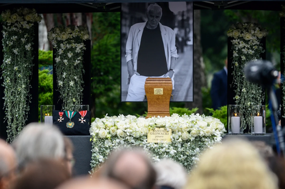 „Prochem jesteś, ale Pan cię wskrzesi w dniu ostatecznym. Tak wierzę. Szukajcie mnie, nie szukajcie ciała. Nie możemy zgubić Janusza. Szukajmy go zawsze, by nic, co nam zostawił, nie zginęło” - mówił ks. Andrzej Luter podczas uroczystości pogrzebowych Janusza Głowackiego. Wybitny pisarz, dramaturg, felietonista i scenarzysta spoczął na warszawskich Wojskowych Powązkach. 