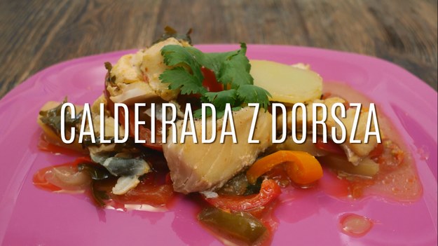 Caldeirada to przepis na hiszpańską potrawkę z dorsza, która jest znakomitym sposobem na odmianę obiadowego menu i świetnie sprawdzi się na każdą okazję! Mocne, zwarte mięso ryby z dodatkiem warzyw i przede wszystkim aromatycznych ziół i przypraw - kolendry, pietruszki, lauru i czosnku - to wykwintna potrawa, z której przygotowaniem poradzi sobie każdy! Zobaczcie, jak zrobić caldeiradę z dorsza!